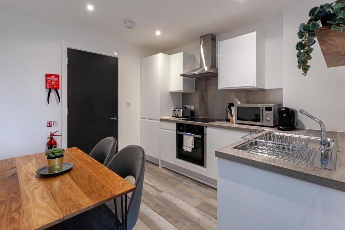 Superb 2 Bed Flat 5Min To Old Trafford Stadium Манчестер Екстер'єр фото