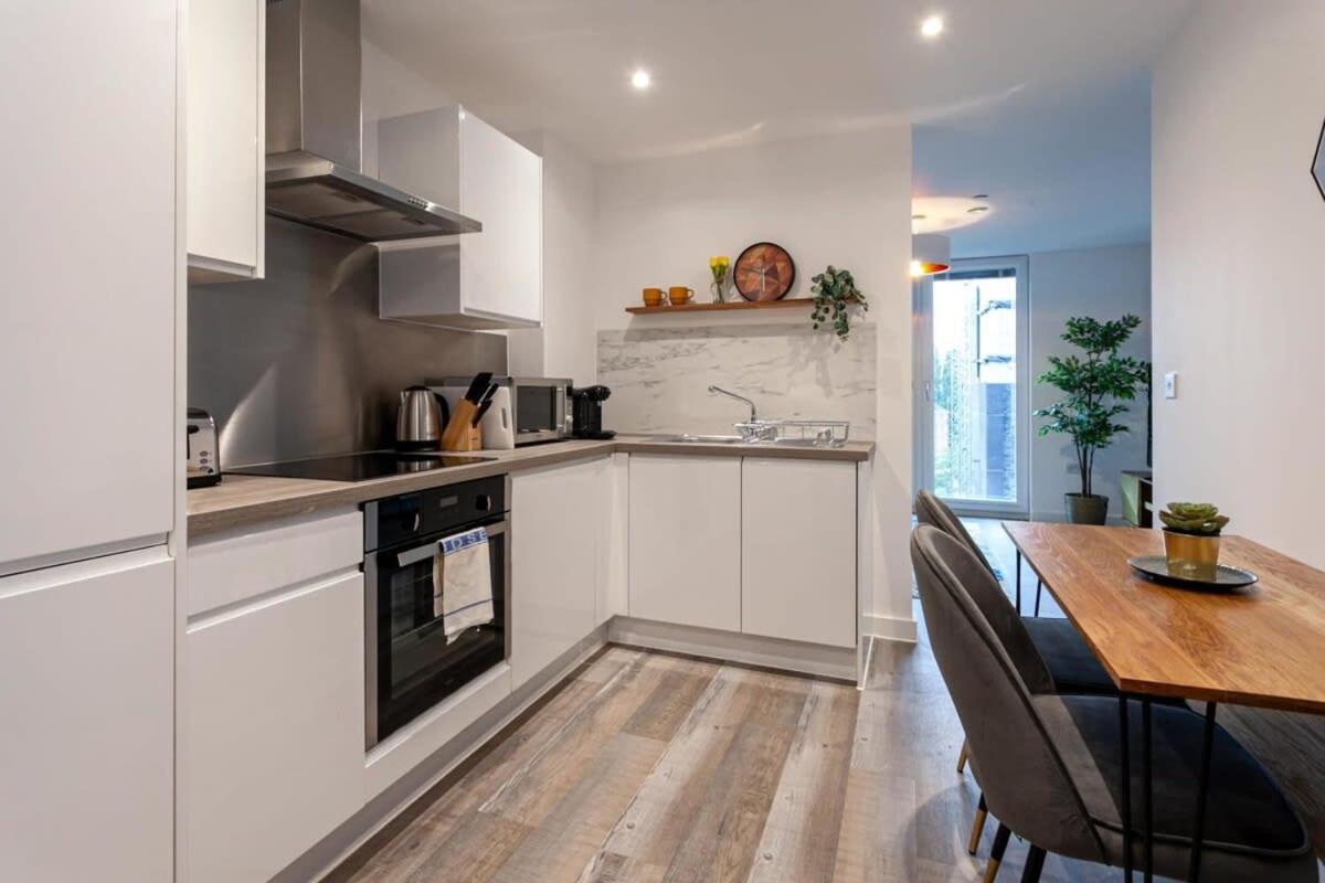 Superb 2 Bed Flat 5Min To Old Trafford Stadium Манчестер Екстер'єр фото